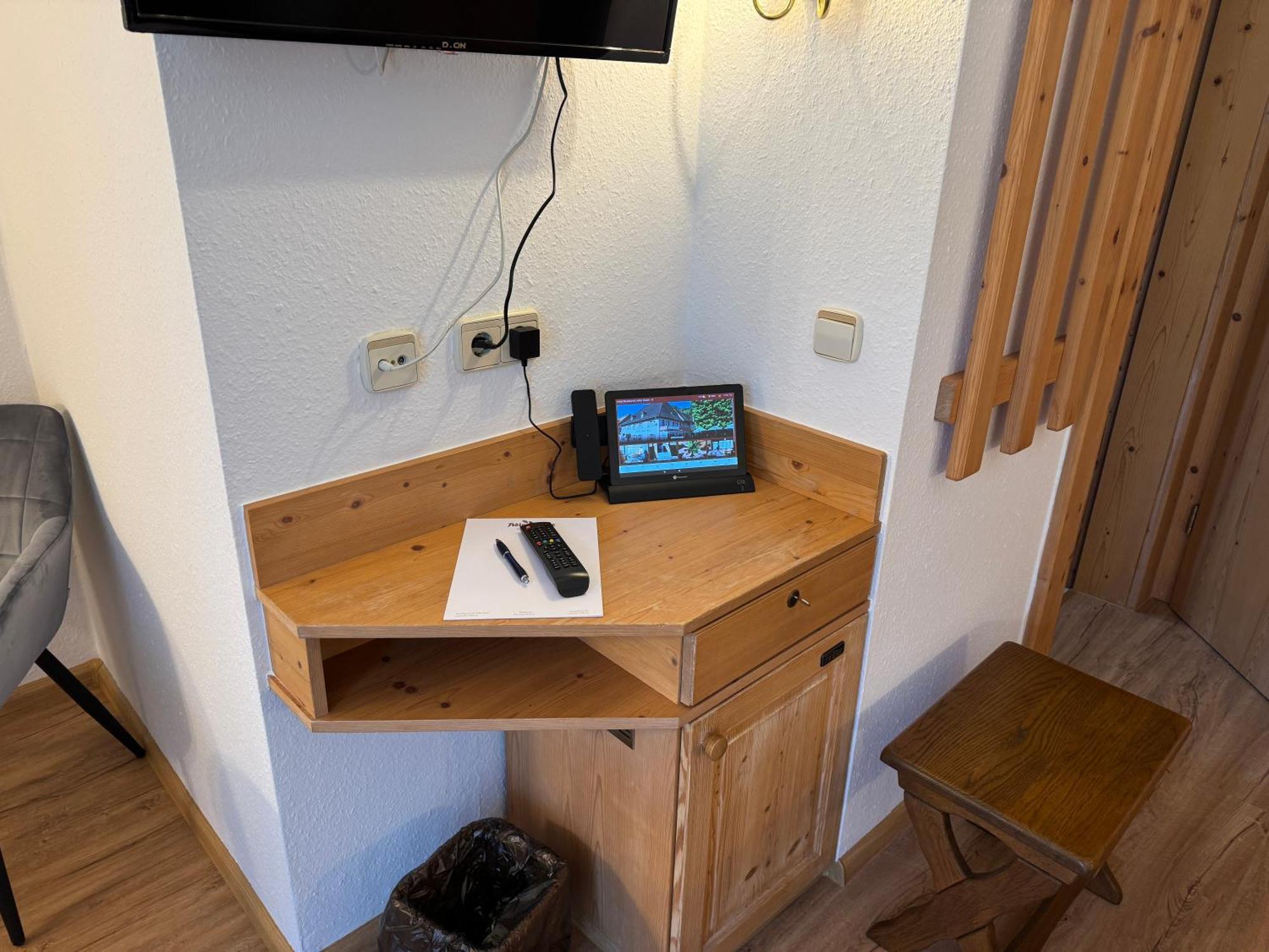 Hotel Restaurant Adler Stube Muenstertal Room photo